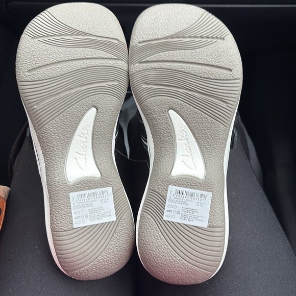 Clarks Cloudsteppers Black and White Flip Flops, size 7 - Picture 7 of 12